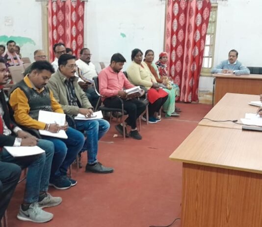 राजनांदगांव: स्वास्थ्य विभाग की बैठक में आयुक्त ने सफाई दरोगा वार्ड प्रभारियों से वार्डो में निधारित समय तक सफाई करने एवं सफाई मंेसुधार करने के दिये निर्देश…