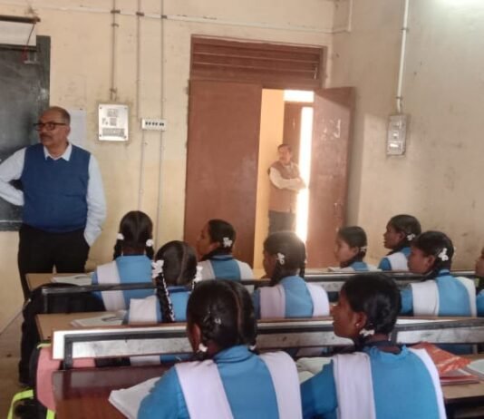 राजनांदगांव: जिला शिक्षा अधिकारी ने किया शालाओं का आकस्मिक निरीक्षण…