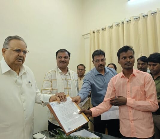 राजनांदगांव : विधानसभा अध्यक्ष ने राजनांदगांव नगर निगम के 6 आश्रितों को अनुकंपा नियुक्ति एवं 01 आंगनबांडी कार्यकर्ता व 02 सहायिका का नियुक्ति आदेश सौंपा…