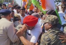 नेशनल हेराल्ड मामले में भाजपा कार्यालय का कांग्रेस कार्यकर्ताओ ने किया घेराव,पुलिस से हुई झूमा झटकी…