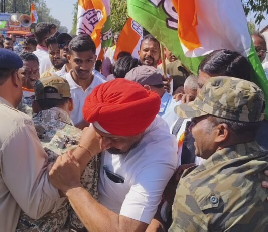 नेशनल हेराल्ड मामले में भाजपा कार्यालय का कांग्रेस कार्यकर्ताओ ने किया घेराव,पुलिस से हुई झूमा झटकी…