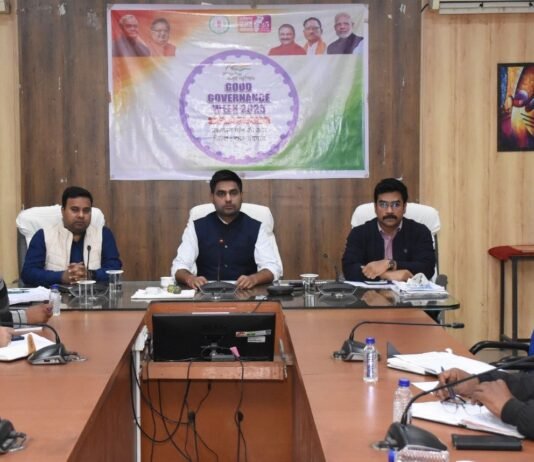 राजनांदगांव: कलेक्टर ने धान खरीदी के मद्देनजर ग्रामीण कृषि विस्तार अधिकारियों, पटवारियों, समिति प्रबंधकों एवं डाटा एण्ट्री ऑपरेटर की ली बैठक…