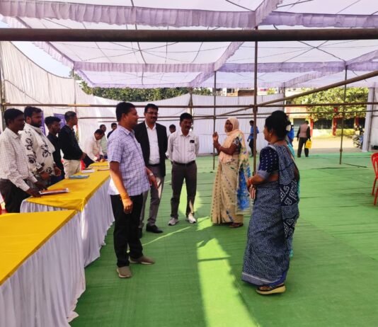 वार्डवासियों की समस्या का समाधान बताने आज ठा. प्यारेलाल स्कूल एवं गांधी सभागृह में आयोजित समाधान शिविर का आयुक्त ने किया निरीक्षण…