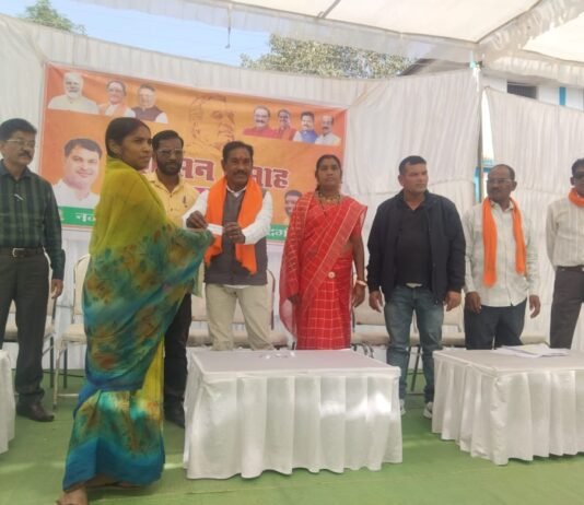 राजनांदगांव: लखोली स्कूल में आयोजित समाधान शिविर में वार्डवासी पहुॅचे आवेदन देने…