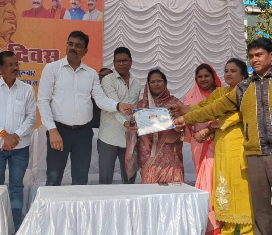राजनांदगांव: हितग्राहियों को मिली योजनाओं की सौगात, आवास आवंटन पत्र व प्रमाण पत्रों का वितरण…