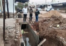 राजनांदगांव: नवागांव में साफ सफाई एवं निर्माण कार्य का आयुक्त ने लिया जायजा…