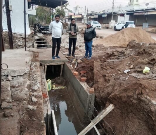 राजनांदगांव: नवागांव में साफ सफाई एवं निर्माण कार्य का आयुक्त ने लिया जायजा…