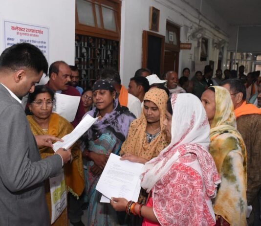 राजनांदगांव : कलेक्टर ने जनदर्शन में पहुंचे जनसामान्य की समस्याओं को गंभीरतापूर्वक सुना…