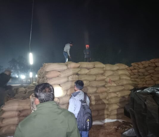 राजनांदगांव: धान उपार्जन केन्द्र घुमका में निरीक्षण के दौरान अवैध भंडारित धान जप्ती की कार्रवाई की गई…