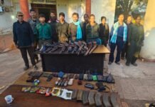 खैरागढ़ में माओवाद पर बड़ी चोट 12 नक्सली कैडरों ने हथियारों के साथ किया आत्मसमर्पण…