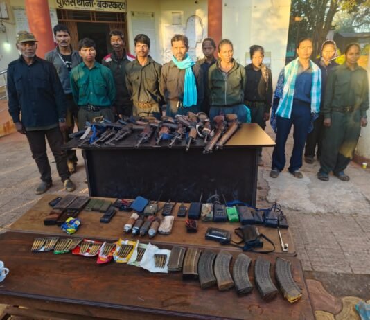 खैरागढ़ में माओवाद पर बड़ी चोट 12 नक्सली कैडरों ने हथियारों के साथ किया आत्मसमर्पण…