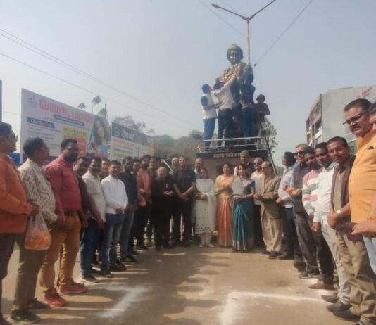 राजनांदगांव: विवेकानंद जी की जयंती पर जनप्रतिनिधियों, निगम पदाधिकारियो, समाजसेवियों ने की पुष्पाजंलि अर्पित…