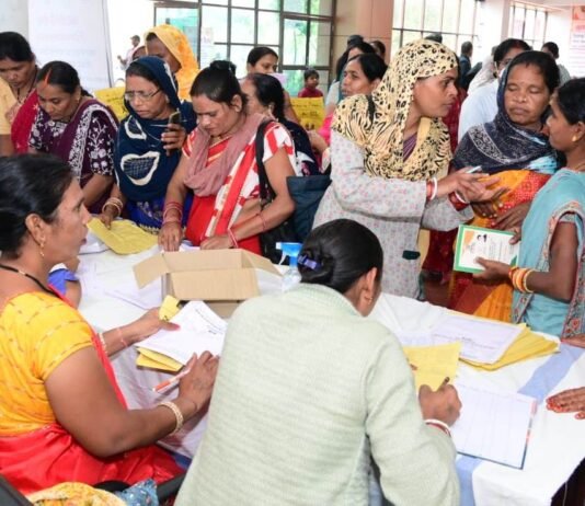 राजनांदगांव: शिविर के तीसरे दिन कैंसर रोग विशेषज्ञों द्वारा 375 व्यक्तियों का स्वास्थ्य जांच कर आवश्यक स्वास्थ्य परामर्श दिया गया…