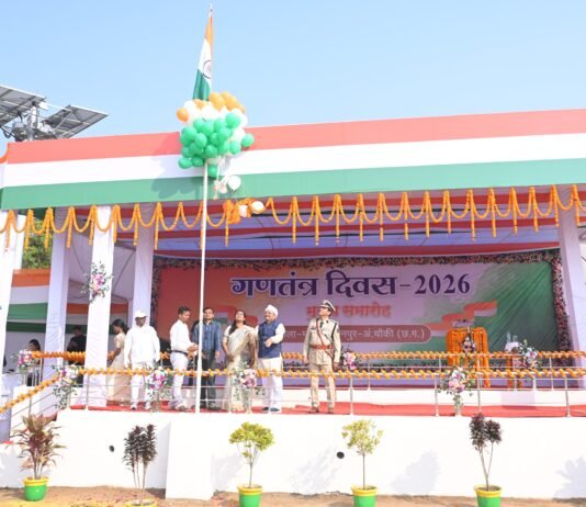 मोहला : 77 वें गणतंत्र दिवस पर सांसद लोकसभा क्षेत्र राजनांदगांव संतोष पाण्डेय ने फहराया तिरंगा…