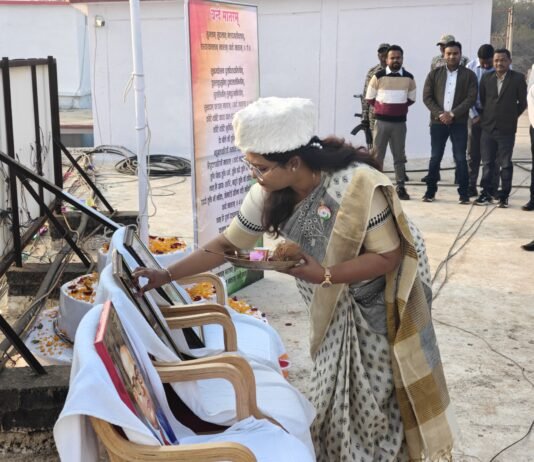 मोहला: कलेक्टर तुलिका प्रजापति ने कलेक्टोरेट में फहराया तिरंगा…