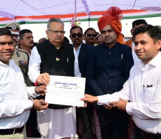 राजनांदगांव : जनसंपर्क विभाग के प्रवीण रंगारी एवं भूपेन्द्र साहू को उत्कृष्ट कार्य के लिए किया गया सम्मानित…