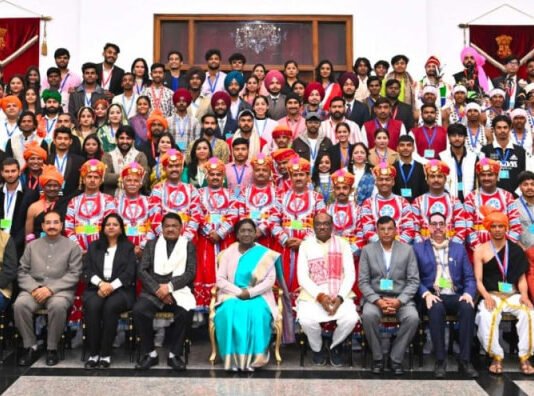 राष्ट्रपति भवन में छत्तीसगढ़ की झांकी कलाकारों का सम्मान…