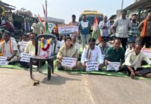 राजनांदगांव: डोंगरगढ़ विधानसभा क्षेत्र के मोहारा में महात्मा गांधी पुण्यतिथि पर श्रद्धांजलि एवं सांकेतिक चक्काजाम…