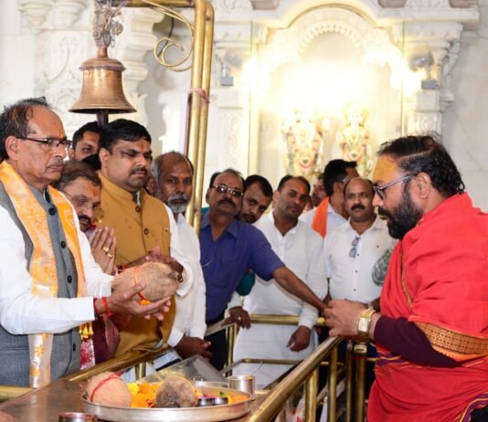 राजनांदगांव: केन्द्रीय कृषि एवं किसान कल्याण मंत्री शिवराज सिंह चौहान ने मां बम्लेश्वरी मंदिर पहुंचकर पूजा-अर्चना की…