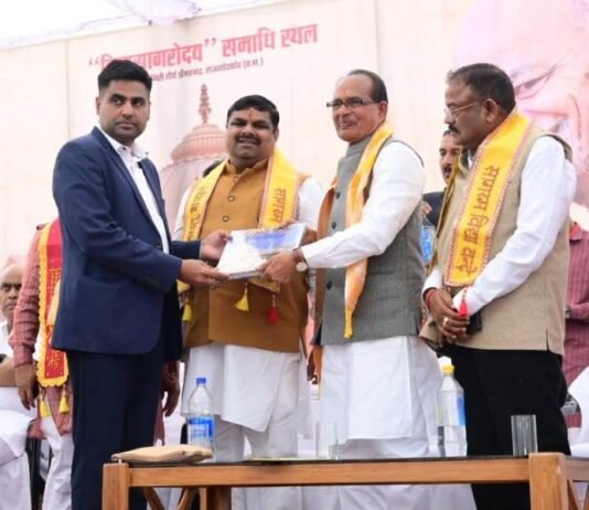 राजनांदगांव:केन्द्रीय मंत्री शिवराज सिंह चौहान को कलेक्टर एवं एसपी ने छत्तीसगढ़ पर आधारित किताब की भेंट…