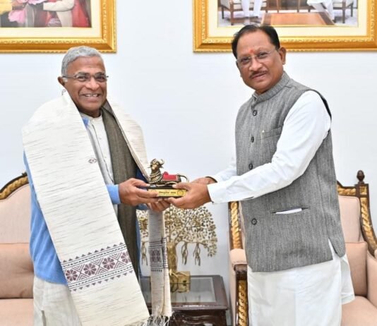 रायपुर : मुख्यमंत्री विष्णुदेव साय से राज्यसभा के उप सभापति हरिवंश ने की सौजन्य मुलाकात…