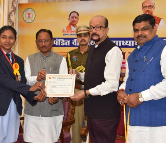 रायपुर : राज्यपाल रमेन डेका एवं मुख्यमंत्री विष्णुदेव साय ने 10वीं और 12वीं परीक्षा के मेधावी विद्यार्थियों को किया सम्मानित…