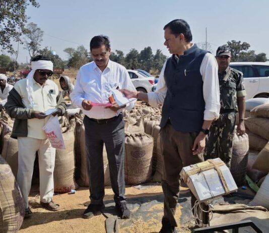 राजनांदगांव: संभागायुक्त ने पाटेकोहरा चेकपोस्ट में जांच के दौरान अवैध धान परिवहन करते ट्रक के जप्ती की कार्रवाई की…