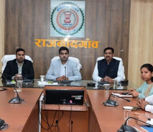 राजनांदगांव: कलेक्टर ने आधार सक्षम बायोमेट्रिक उपस्थिति प्रणाली के संबंध अधिकारियों की ली बैठक…