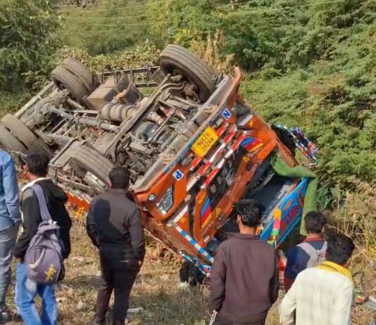 राजनांदगांव: पेंड्री–फ़रहद बायपास पर अंगूर से भरा ट्रक पलटा, जनहानि नहीं…