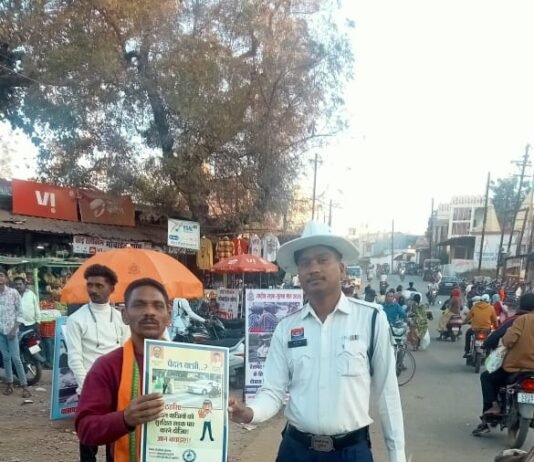 खैरागढ़: यातायात पुलिस खैरागढ़ द्वारा साप्ताहिक बाजार खैरागढ़ में चलाया गया जागरूकता कार्यक्रम…