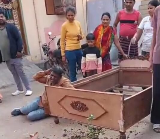 राजनांदगांव में फर्नीचर चढ़ाने के दौरान जानलेवा दुर्घटना, छज्जा गिरने से एक मजदूर की मौत, तीन गंभीर रूप से घायल…