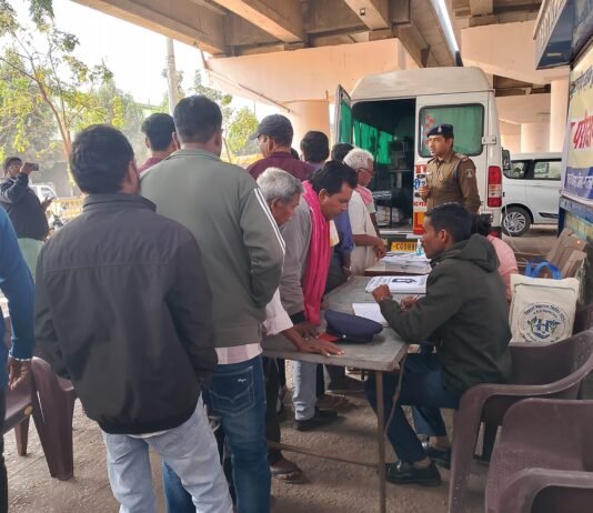 राजनांदगांव: यातायात पुलिस द्वारा शहर के महावीर चौक में निःशुल्क नेत्र परीक्षण शिविर का आयोजन…