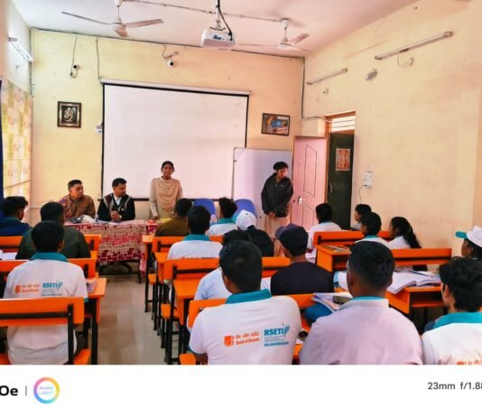 राजनांदगांव : ग्रामीण स्वरोजगार प्रशिक्षण संस्थान बरगा में रक्षा टीम द्वारा छात्र–छात्राओं को महिला सुरक्षा व साइबर अपराध से बचाव की जानकारी दी गई…