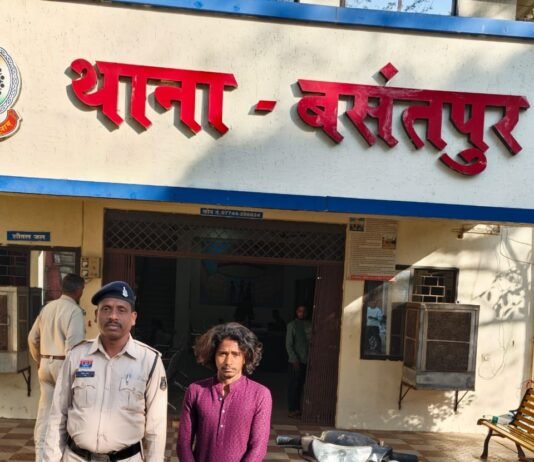 राजनांदगांव: मोहारा बायपास पर चाकू लहराकर दहशत फैलाने वाला युवक गिरफ्तार, स्कूटी व मोबाइल जब्त…