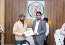 राजनांदगांव: कलेक्टर ने धान खरीदी के मद्देनजर ग्रामीण कृषि विस्तार अधिकारियों पटवारियों समिति प्रबंधकों एवं डाटा एण्ट्री ऑपरेटर की ली बैठक…