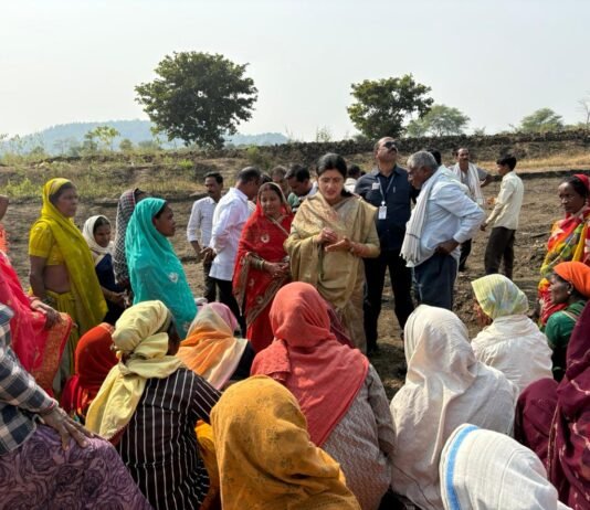 राजनांदगांव: जंगलपुर में मनरेगा बचाओ संग्राम के तहत मजदूरों से मिलीं विधायक हर्षिता स्वामी बघेल…