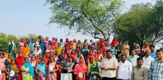 राजनांदगांव: कांग्रेस नेता मजदूरों के साथ उतरे कार्यस्थल पर, खुद चलाया फावड़ा…