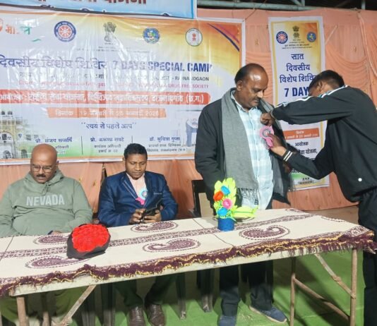 राजनांदगांव: एनएसएस शिविर के सांस्कृतिक मंच पर बिखरी लोक कला की छटा, विश्वविद्यालय समन्वयक ने थपथपाई स्वयंसेवकों की पीठ…