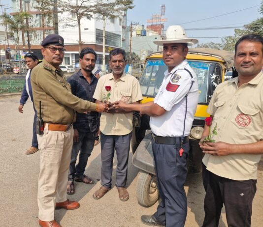 राजनांदगांव: यातायात पुलिस द्वारा सड़क सुरक्षा माह में सारथी दिवस का आयोजन ,वाहन चालकों को सम्मानित किया गया…