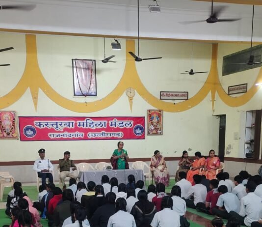 राजनांदगांव: सड़क सुरक्षा माह यातायात पुलिस द्वारा कस्तूरबा महिला मंडल राजनांदगांव में सड़क सुरक्षा जागरूकता कार्यक्रम आयोजित…