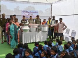 рдореЛрд╣рд▓рд╛ : рдЧреНрд░рд╛рдореАрдгреЛрдВ рдХреЛ рд╕рд╛рд░реНрд╡рдЬрдирд┐рдХ рдХрд╛рд░реНрдпрдХреНрд░рдо рдореЗрдВ рднреЛрдЬрди рдХреЗ рд▓рд┐рдП рднреЗрдВрдЯ рдХрд┐рдпреЗ рдмрд░реНрддрдиреЛрдВ рдХрд╛ рд╕реЗрдЯ…