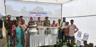 рдореЛрд╣рд▓рд╛ : рдЧреНрд░рд╛рдореАрдгреЛрдВ рдХреЛ рд╕рд╛рд░реНрд╡рдЬрдирд┐рдХ рдХрд╛рд░реНрдпрдХреНрд░рдо рдореЗрдВ рднреЛрдЬрди рдХреЗ рд▓рд┐рдП рднреЗрдВрдЯ рдХрд┐рдпреЗ рдмрд░реНрддрдиреЛрдВ рдХрд╛ рд╕реЗрдЯ…