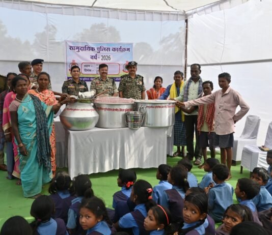 मोहला : ग्रामीणों को सार्वजनिक कार्यक्रम में भोजन के लिए भेंट किये बर्तनों का सेट…