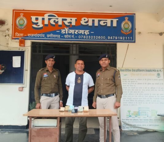 राजनांदगांव: कपड़ा प्रेस दुकान में सट्टा लिखते सटोरिया रंगे हाथों गिरफ्तार…