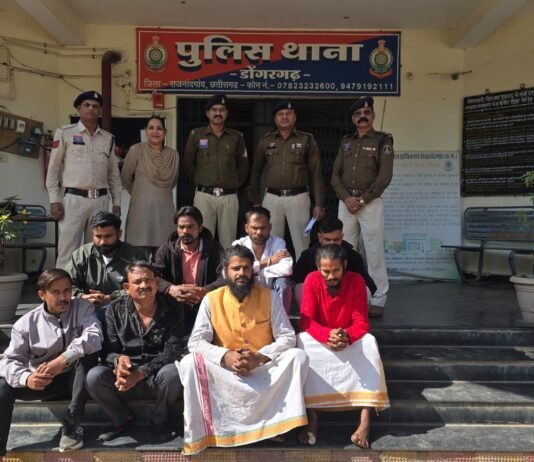 राजनांदगांव : गांजा पीते 8 नशेड़ी गिरफ्तार, 100 ग्राम गांजा व सामान जप्त…