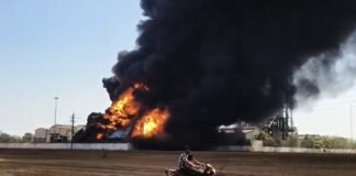 рд░рд╛рдЬрдирд╛рдВрджрдЧрд╛рдВрд╡: рдЬрд╛рд▓рдмрд╛рдВрдзрд╛ рдореЛрдбрд╝ рд╕реНрдерд┐рдд рдлреИрдХреНрдЯреНрд░реА рдореЗрдВ рд▓рдЧреА рднреАрд╖рдг рдЖрдЧ, рдЪрд╛рд░ рджрдордХрд▓ рд╡рд╛рд╣рди рдореМрдХреЗ рдкрд░…