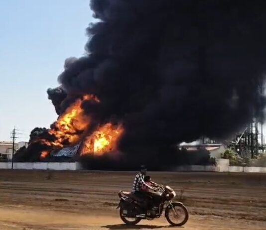 राजनांदगांव: जालबांधा मोड़ स्थित फैक्ट्री में लगी भीषण आग, चार दमकल वाहन मौके पर…