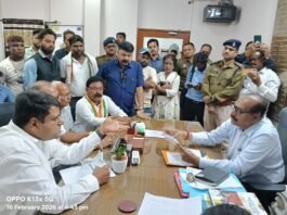 рд░рд╛рдЬрдирд╛рдВрджрдЧрд╛рдВрд╡: рдлреАрд╕ рдХреЗ рд▓рд┐рдП рдЫрд╛рддреНрд░реЛрдВ рдХрд╛ рдкрд░реАрдХреНрд╖рд╛ рдкреНрд░рд╡реЗрд╢ рдкрддреНрд░ рд░реЛрдХреЗ рдЬрд╛рдиреЗ рдкрд░ рдХрд╛рдВрдЧреНрд░реЗрд╕ рдХрд╛ рд╡рд┐рд░реЛрдз, рдбреАрдИрдУ рдХрд╛рд░реНрдпрд╛рд▓рдп рдШреЗрд░рд╛, рддрддреНрдХрд╛рд▓ рдЖрджреЗрд╢ рдЬрд╛рд░реА…