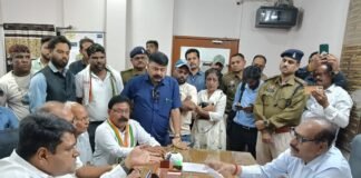 рд░рд╛рдЬрдирд╛рдВрджрдЧрд╛рдВрд╡: рдлреАрд╕ рдХреЗ рд▓рд┐рдП рдЫрд╛рддреНрд░реЛрдВ рдХрд╛ рдкрд░реАрдХреНрд╖рд╛ рдкреНрд░рд╡реЗрд╢ рдкрддреНрд░ рд░реЛрдХреЗ рдЬрд╛рдиреЗ рдкрд░ рдХрд╛рдВрдЧреНрд░реЗрд╕ рдХрд╛ рд╡рд┐рд░реЛрдз, рдбреАрдИрдУ рдХрд╛рд░реНрдпрд╛рд▓рдп рдШреЗрд░рд╛, рддрддреНрдХрд╛рд▓ рдЖрджреЗрд╢ рдЬрд╛рд░реА…