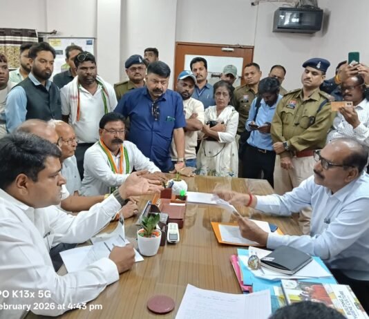 राजनांदगांव: फीस के लिए छात्रों का परीक्षा प्रवेश पत्र रोके जाने पर कांग्रेस का विरोध, डीईओ कार्यालय घेरा, तत्काल आदेश जारी…